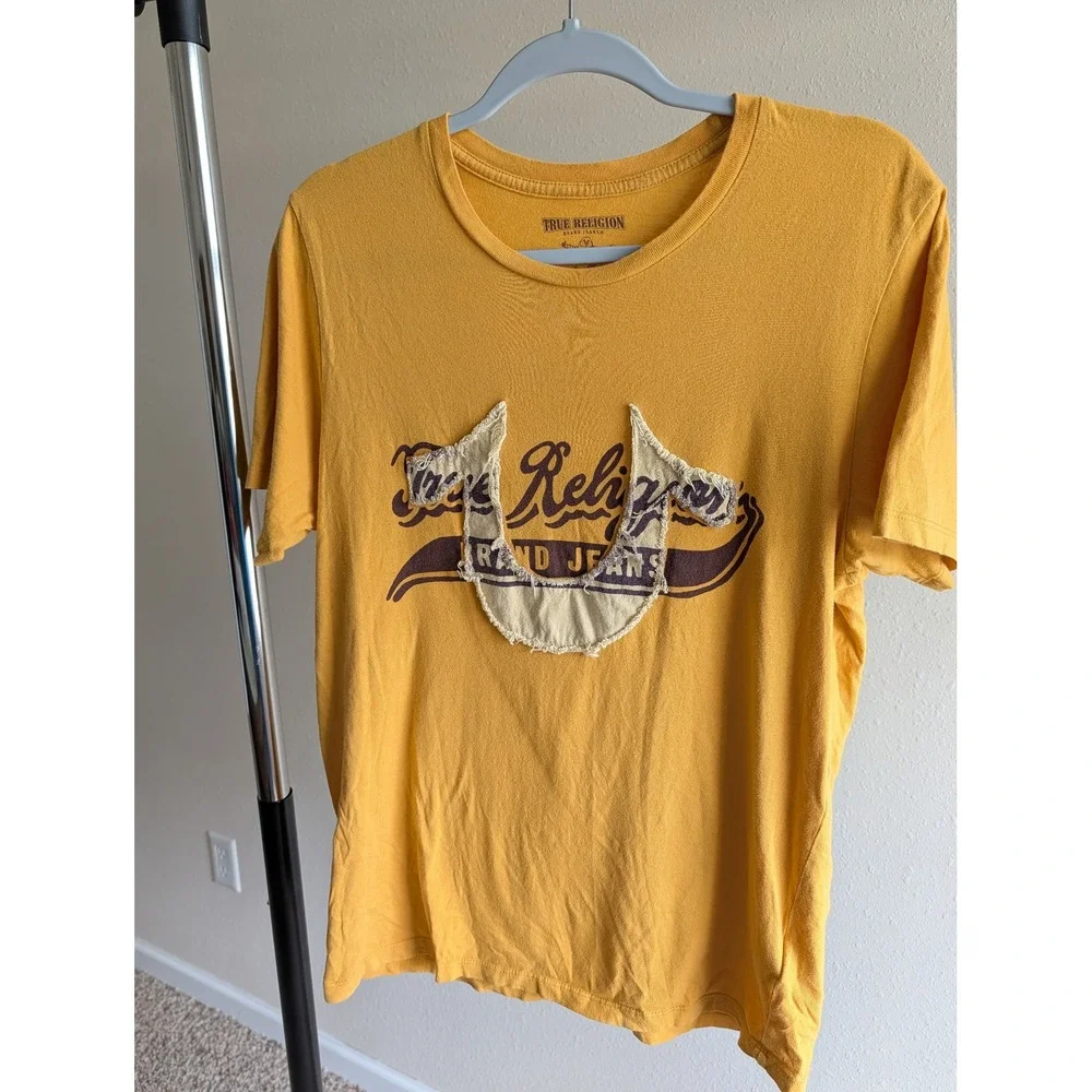 True Religion Mens Mustard Yellow Graphic T-Shirt Horseshoe Applique Size M USA